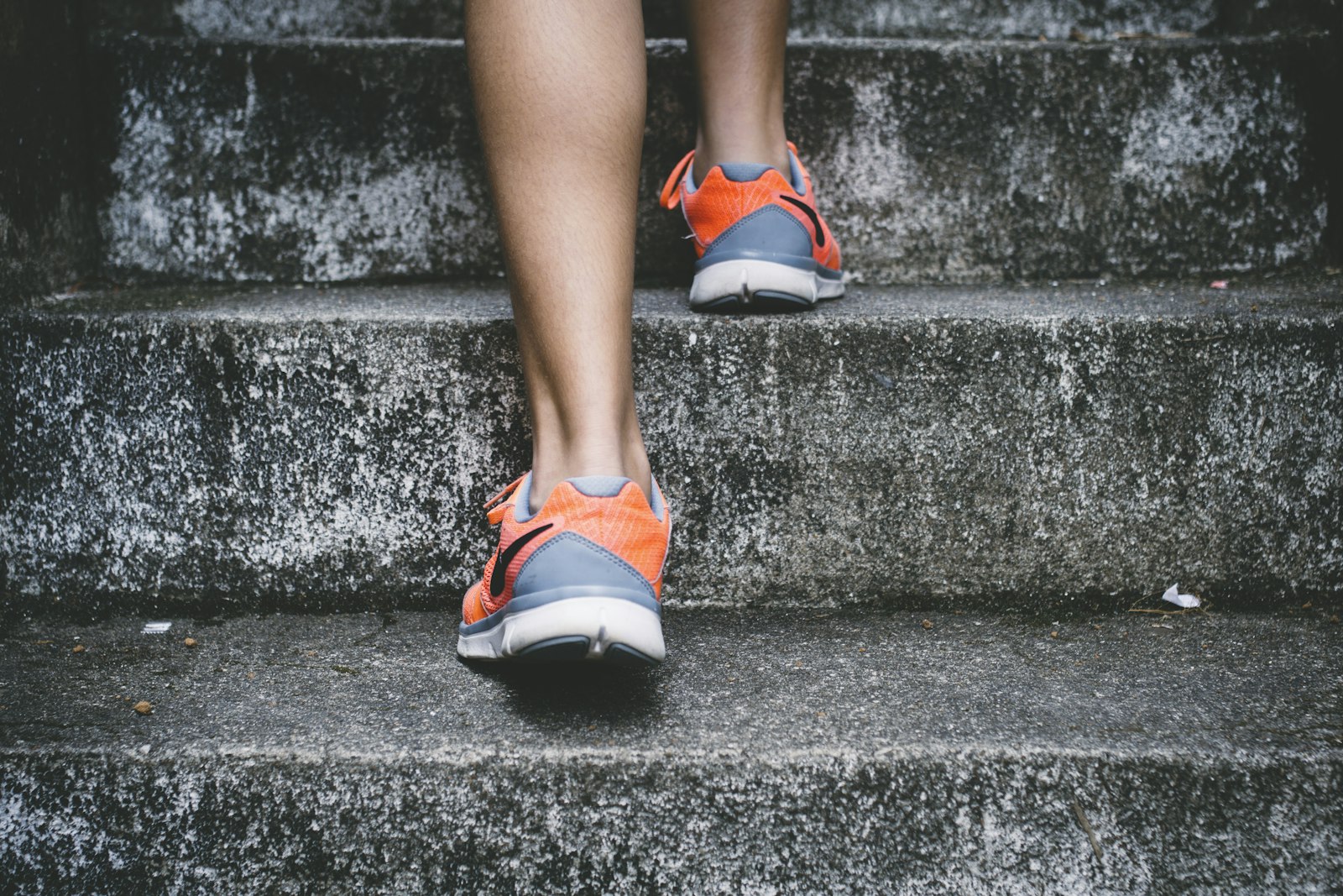 Hardlopen op een bospad in de ochtendzon